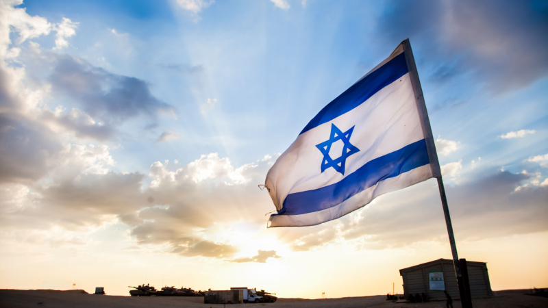 Bandiera di Israele e carri armati